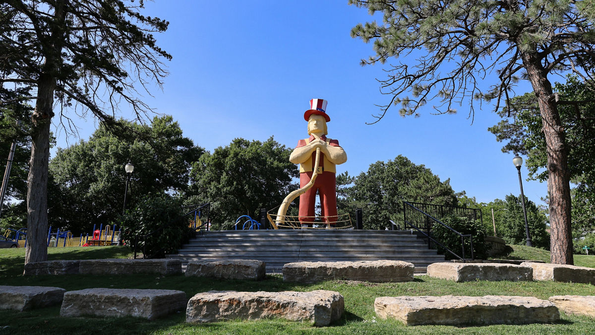 Monument of a person wearing a patriotic top hat.