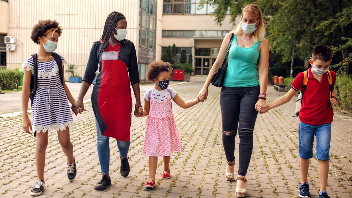 Parents with elementary school students going to school with face masks