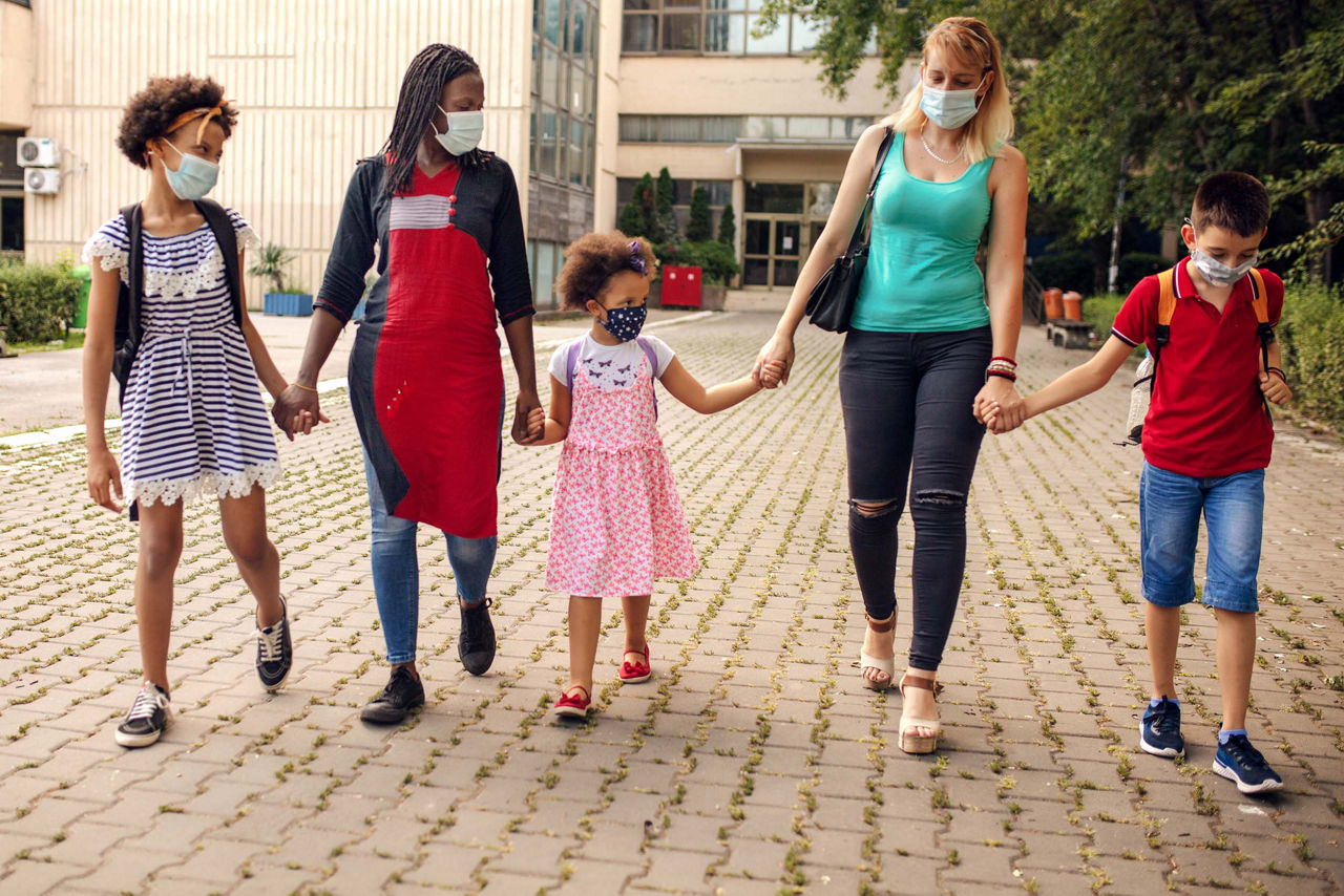Parents with elementary school students going to school with face masks